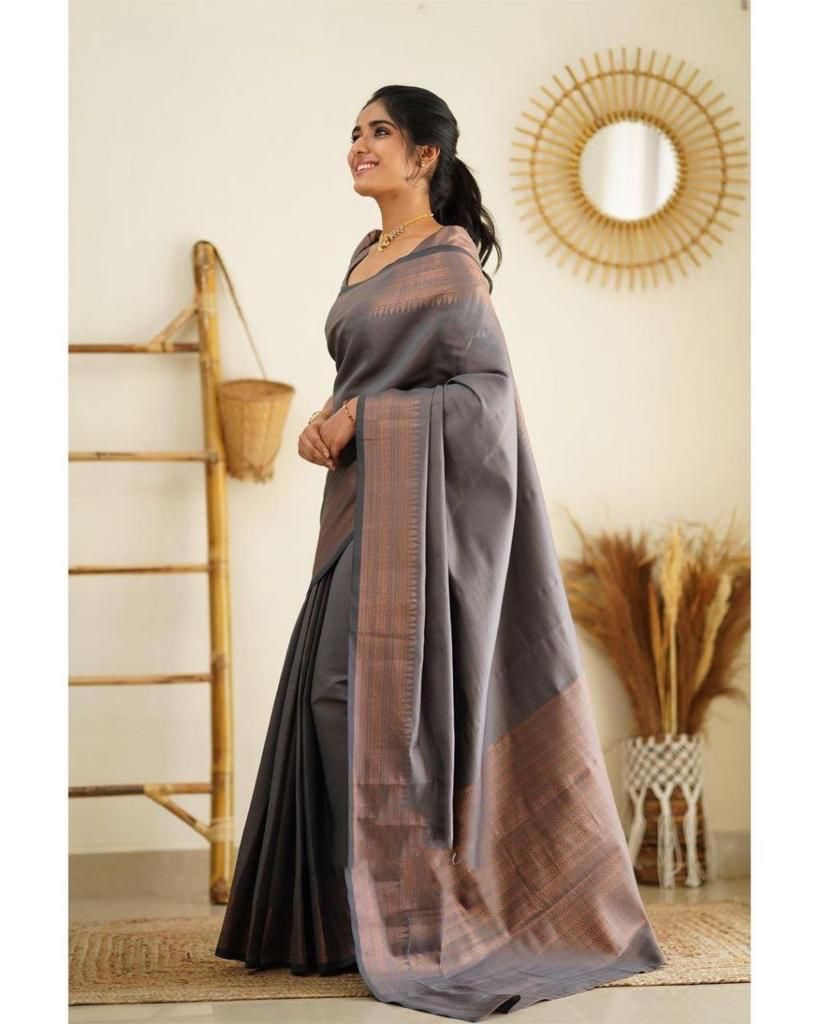 Beautiful Kanjivaram Woven Silk Saree With Blouse Piece