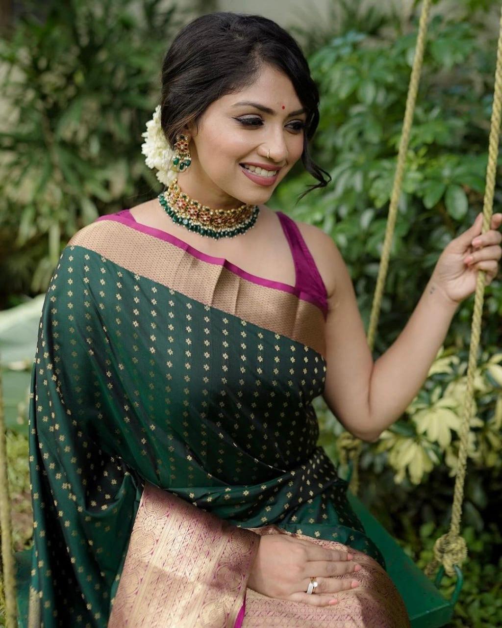Trendy Jacquard Zari Woven Litchi Silk Traditional Soft Banarasi Saree