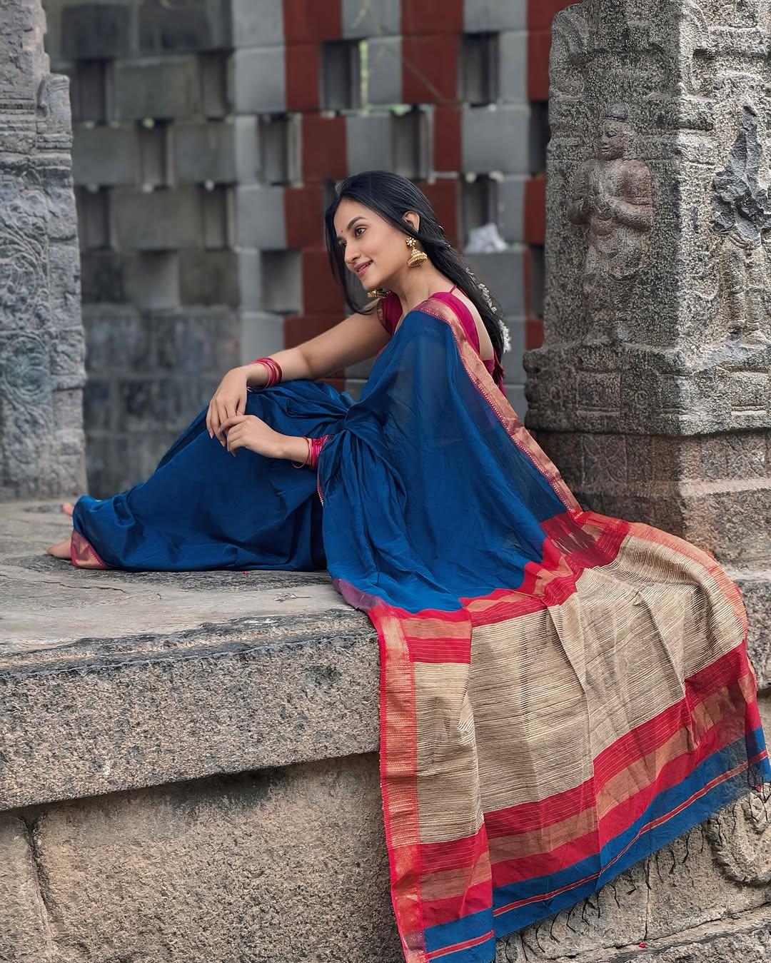 Dazzling Blue Soft Silk Saree With Flattering Blouse Piece